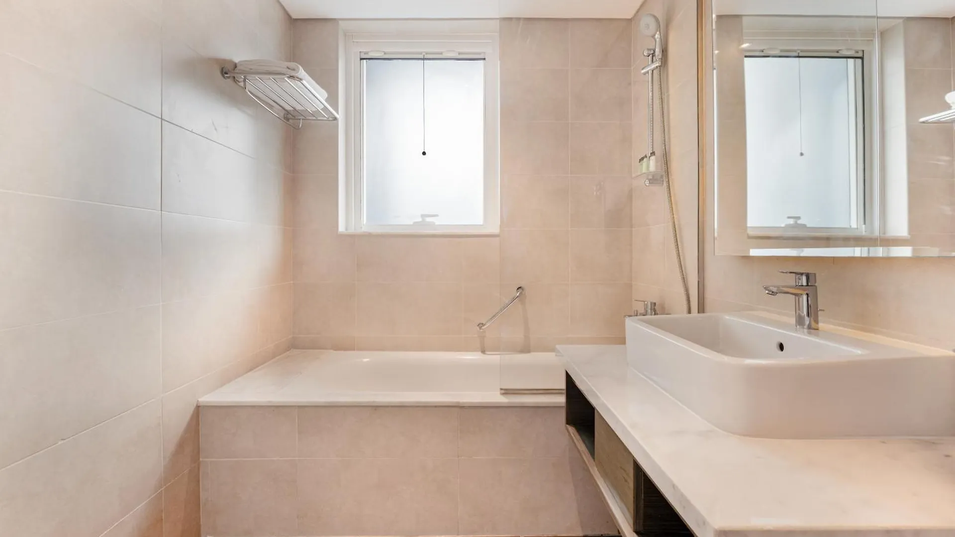 Modern 2-Bedroom Apartment Near Burj Khalifa & Dubai Mall