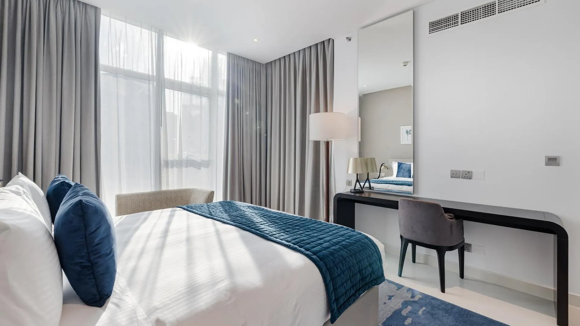 Modern 2-Bedroom Apartment Near Burj Khalifa & Dubai Mall